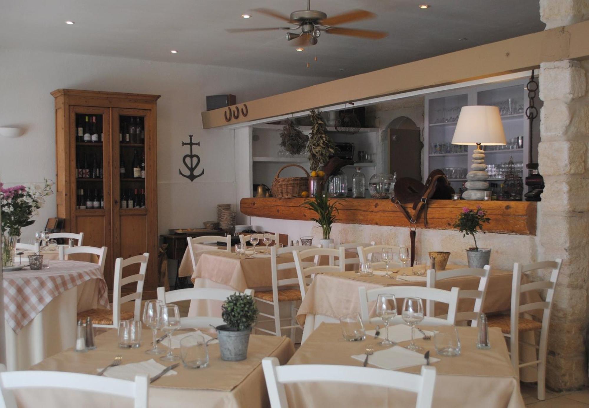Hotel Restaurant Le Provencal لو غراو دو روا المظهر الخارجي الصورة