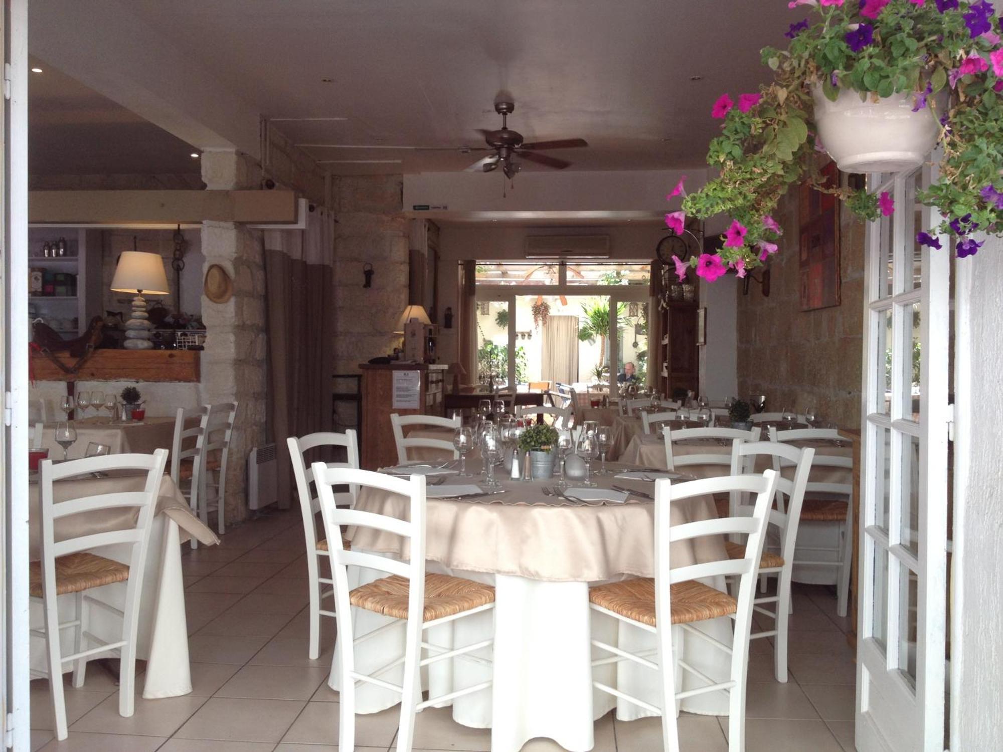Hotel Restaurant Le Provencal لو غراو دو روا المظهر الخارجي الصورة