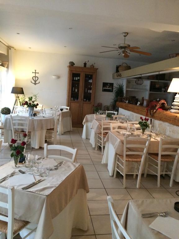 Hotel Restaurant Le Provencal لو غراو دو روا المظهر الخارجي الصورة